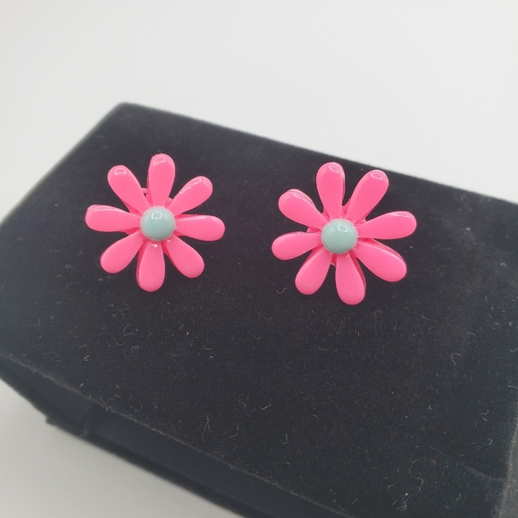 UHAVIT Personalized Daisy Earrings - Picture 4 of 5